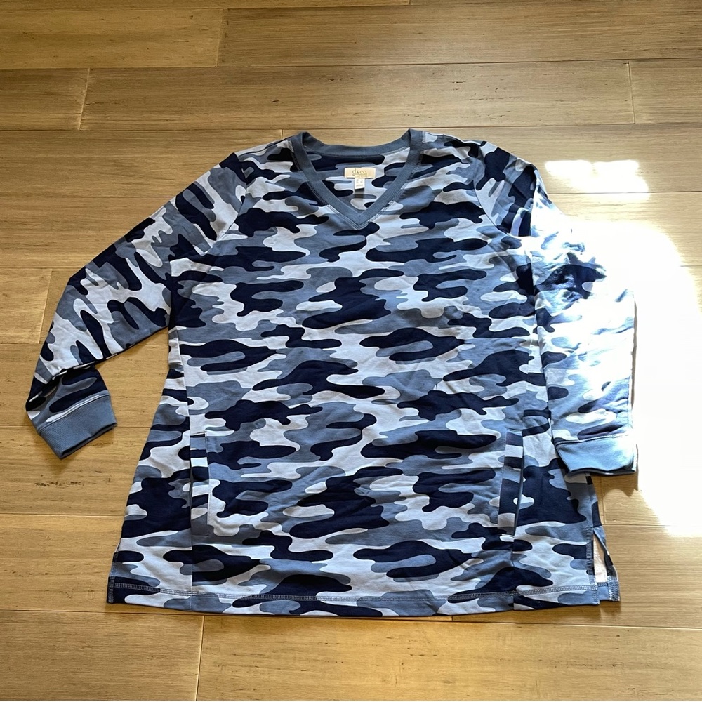 D & Co Active Blue Camouflage top. Size L - Excellent Condition